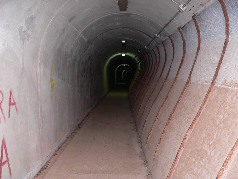 tunel largo iluminado de 136 metros